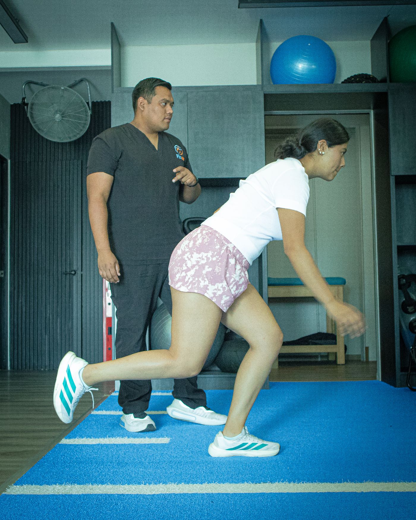 Terapeuta de Fixen supervisando entrenamiento de equilibrio de una paciente